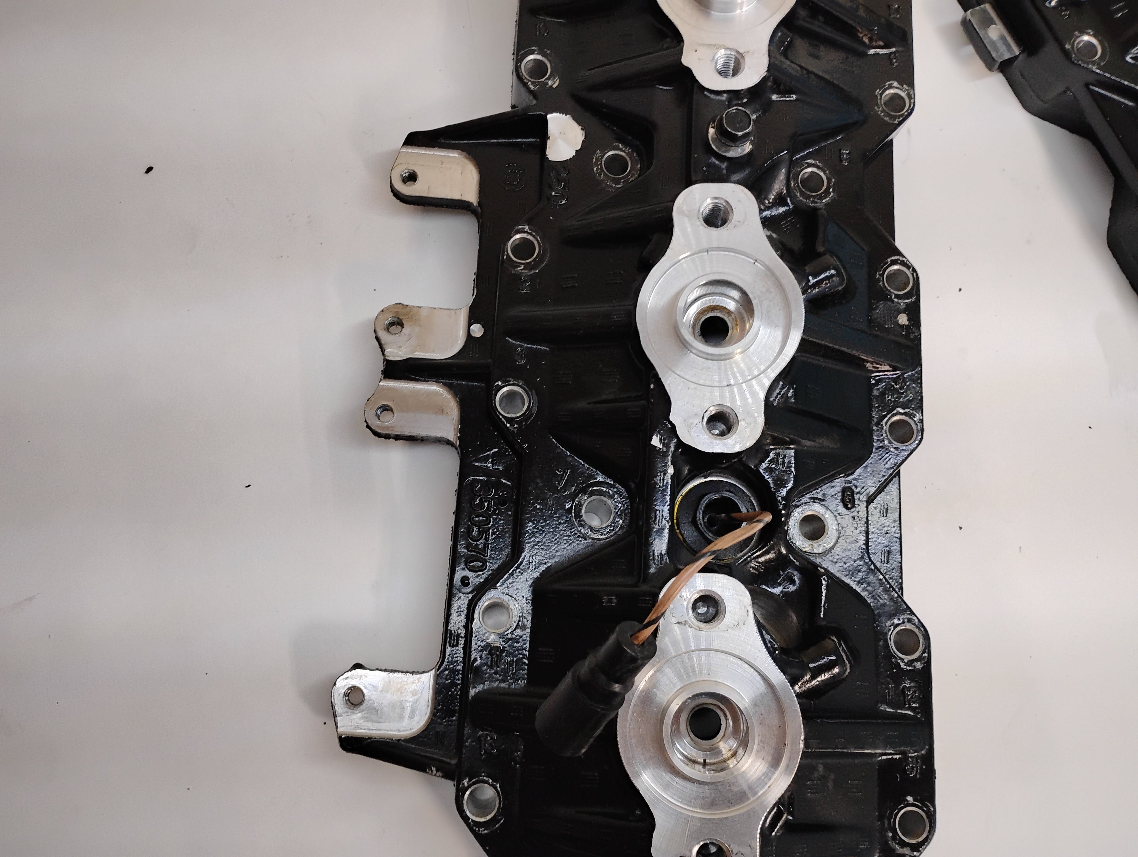 2005 Evinrude 225 HP HO Cylinder Heads Port and Starboard Pair