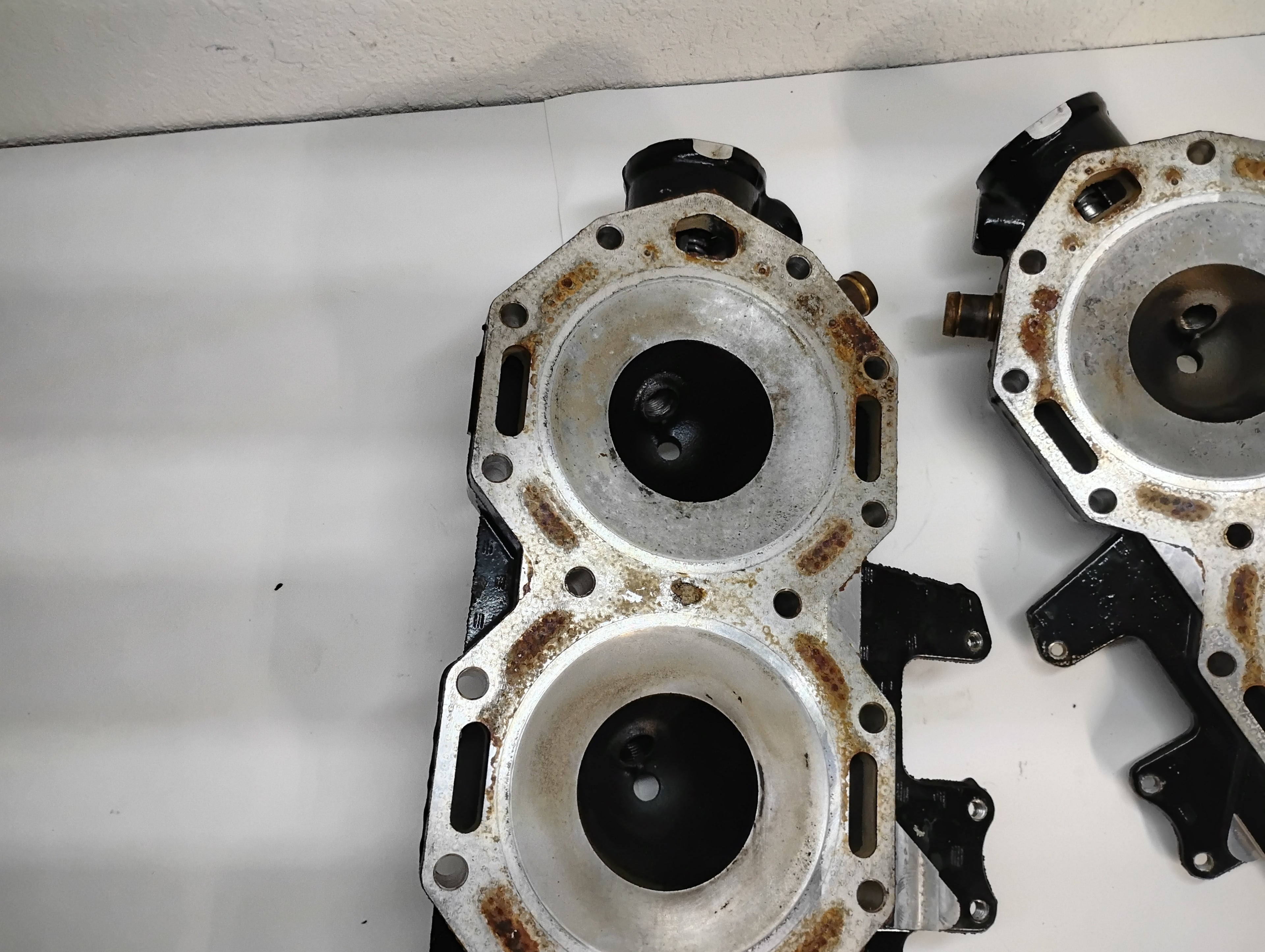 2005 Evinrude 225 HP HO Cylinder Heads Port and Starboard Pair